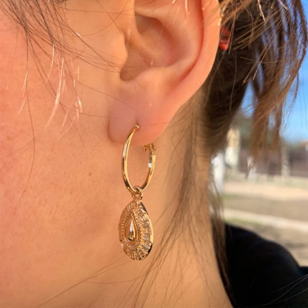 Трендовые серьги кольца золотистого цвета с текстурированной гравировкой в виде