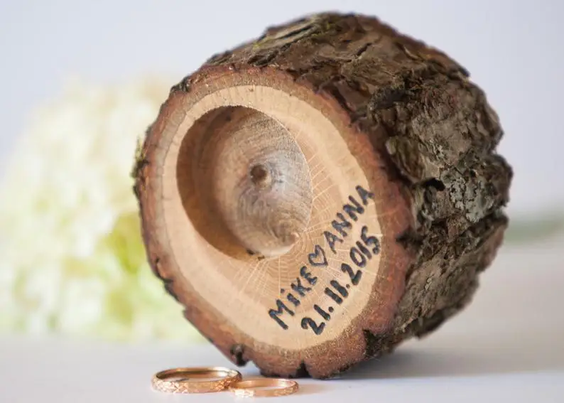 Уличные обручальные кольца с лужайкой свадебные в рустикальном стиле подушкой и