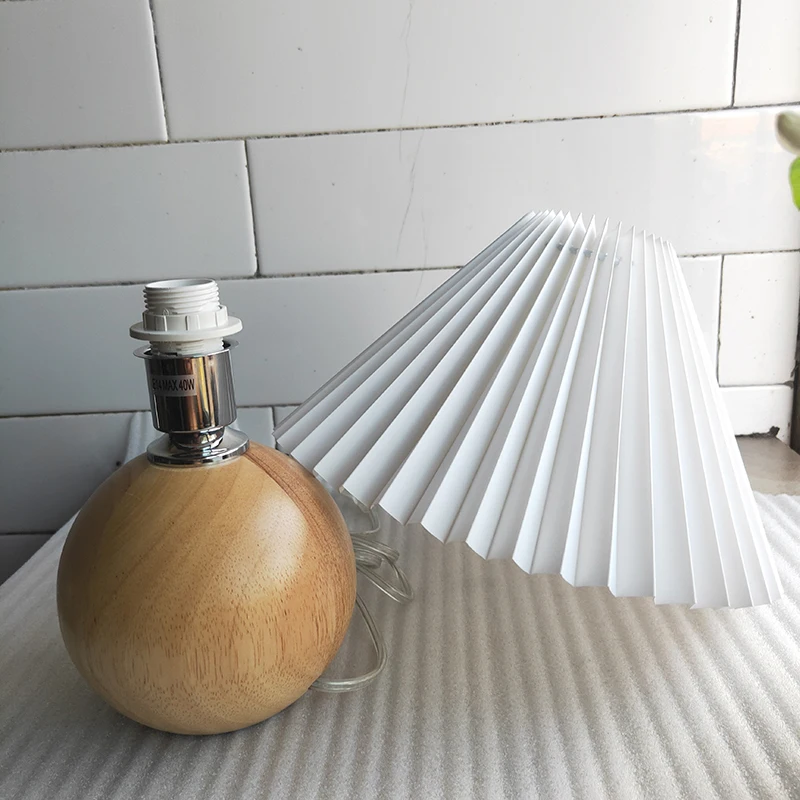 Скидка Винтажная настольная лампа из ротанга, корейские настольные лампы для спальни, светильник для гостиной, домашний декор, креативная плиссир...