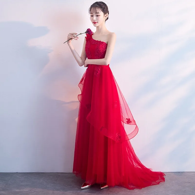 Красное женское длинное вечернее платье без рукавов с одним открытым плечом
