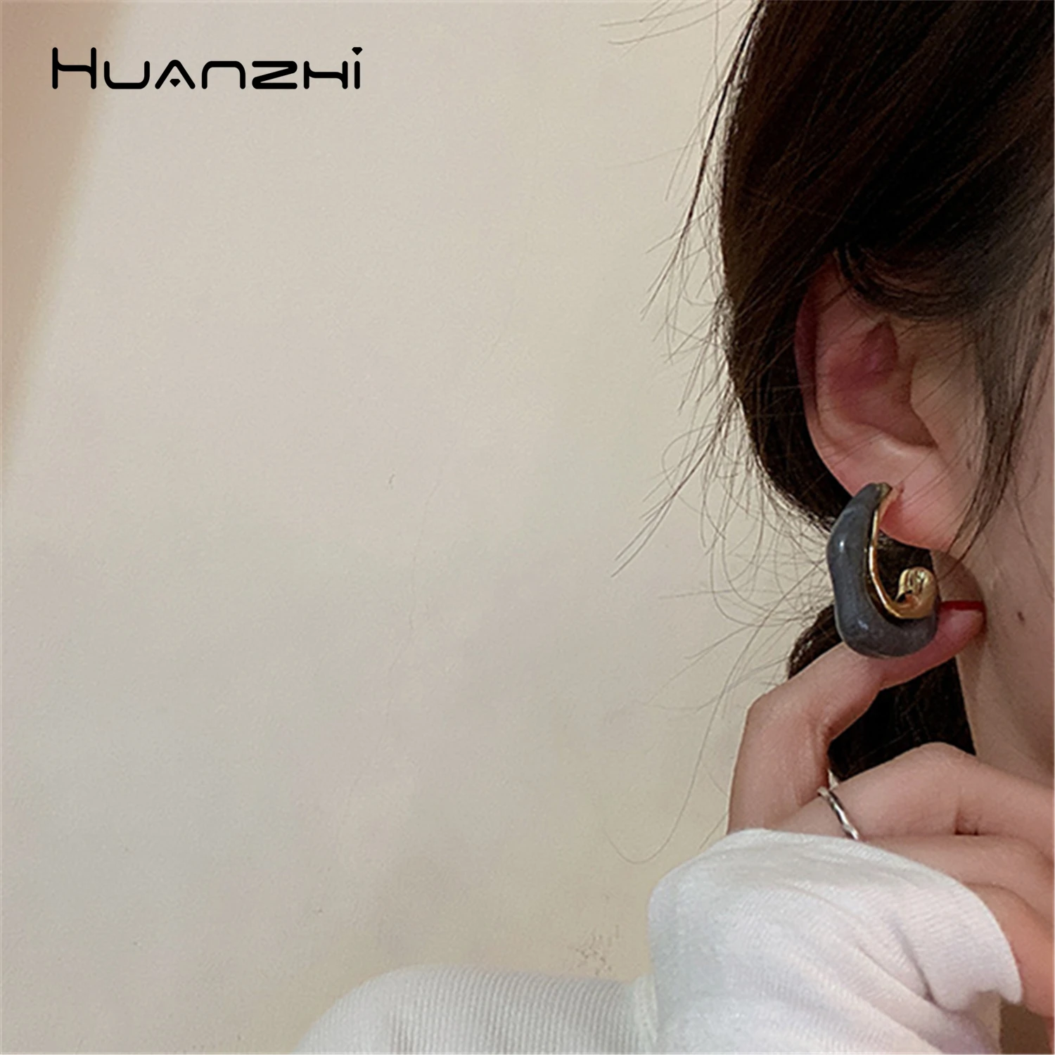 

HUANZHI 2021 New Simple Small Flower C Shape Colorful Golden Metal Acrylic Hoop Earrings for Women Girls Earing Party Jewelry