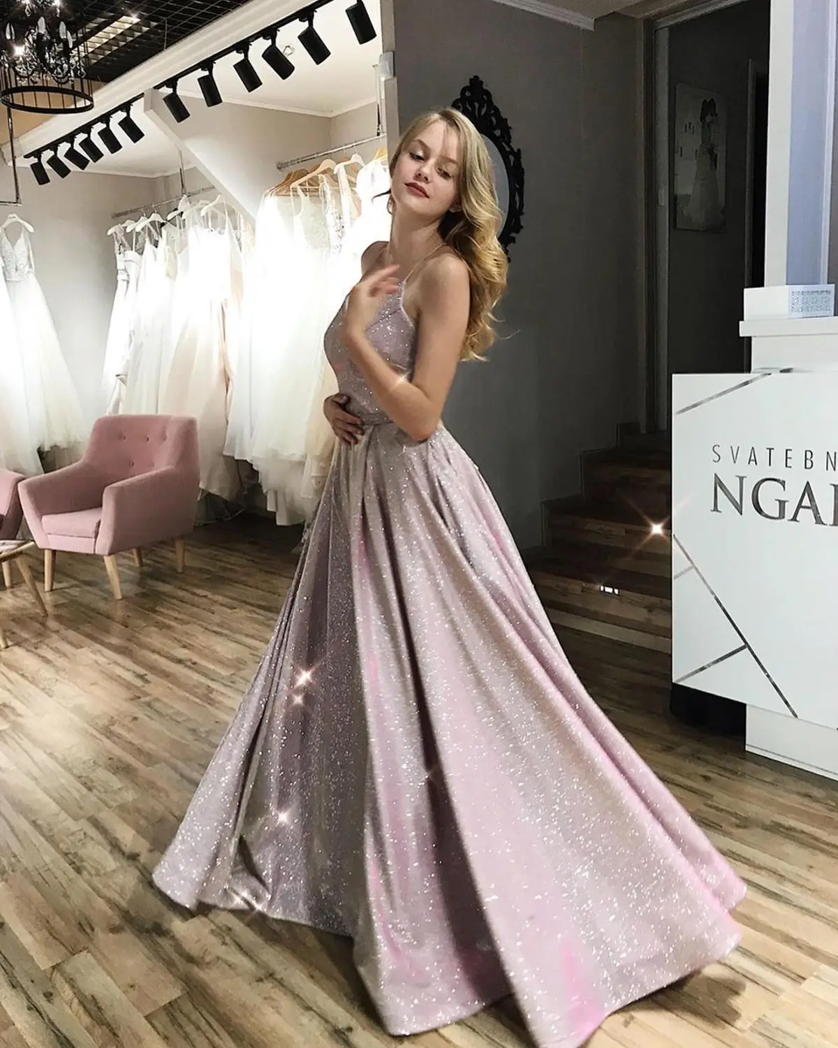 Вечернее платье с блестками и карманами бальное на бретелях-спагетти открытой