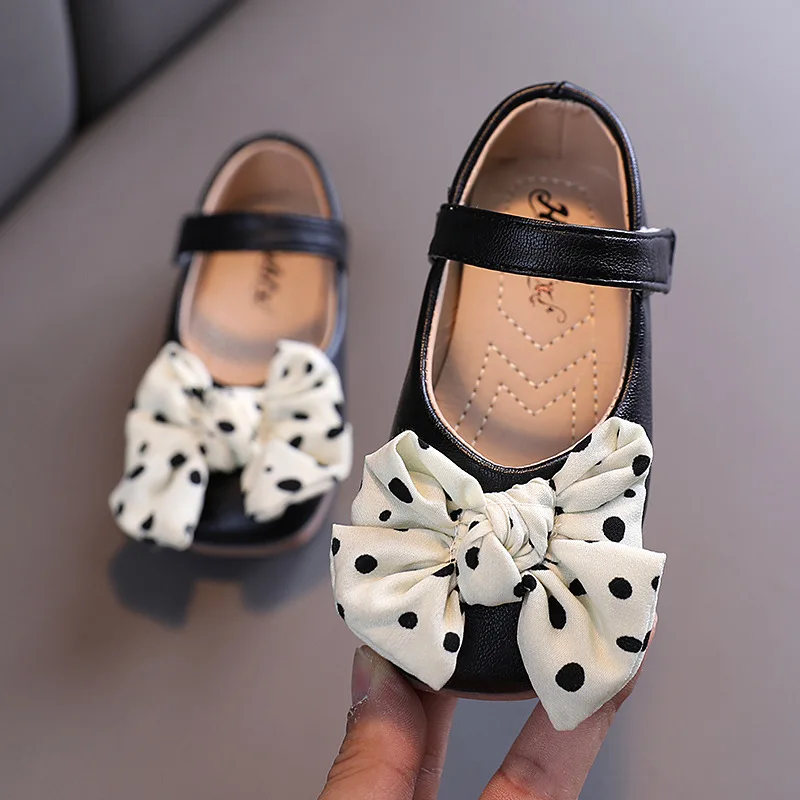 Кожаная обувь для девочек детская на плоской подошве маленьких милая с бантом в