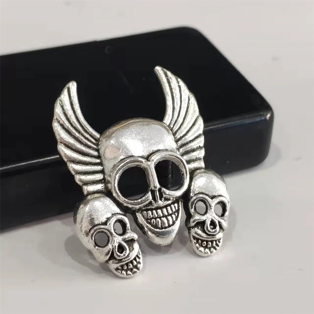

Creative Multi-headed Skull 3D Carving DIY Metal Badge For Kerosene Petrol Lighter Handmade Decor Accessory Smoking Gadget
