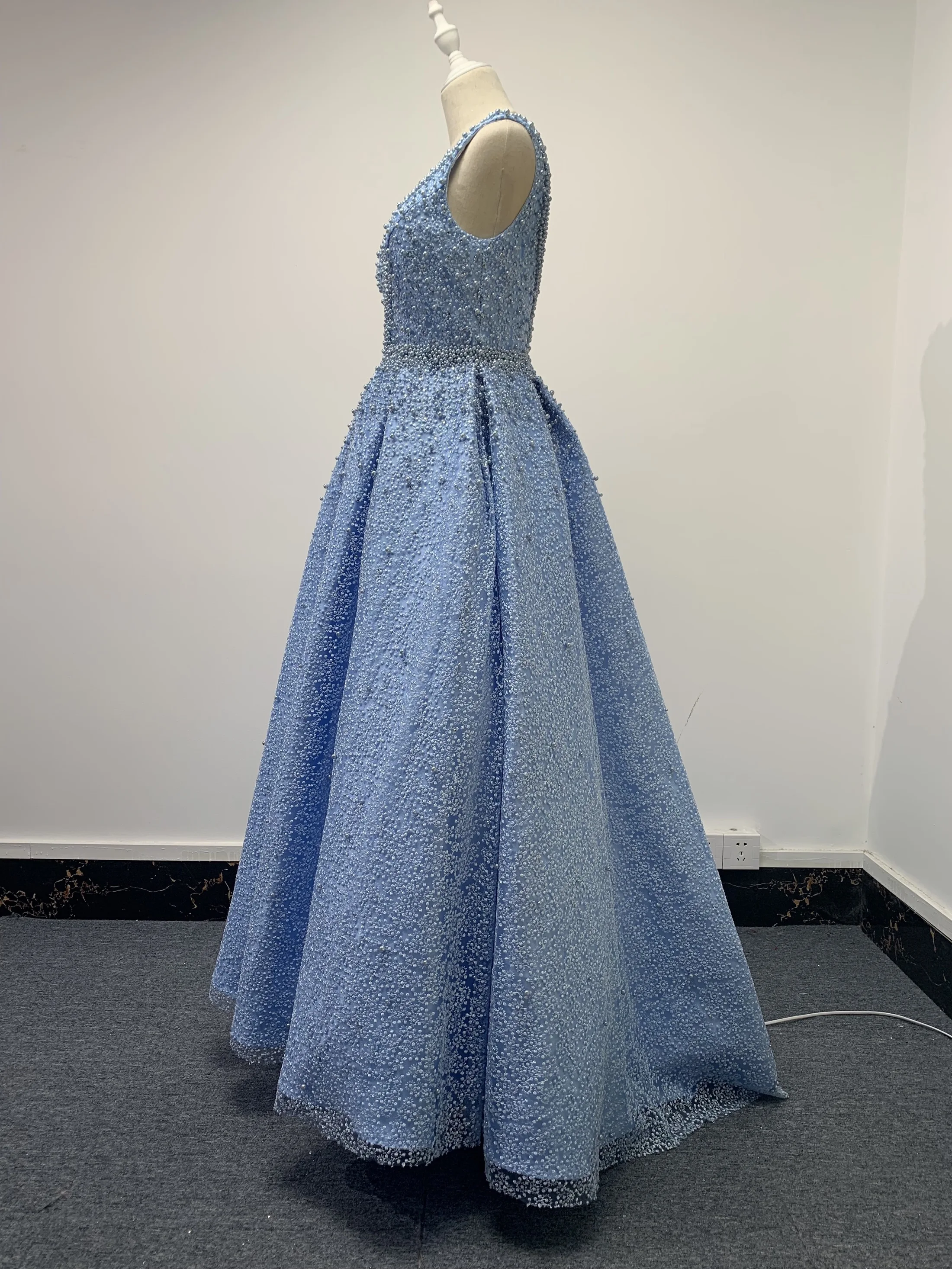 Вечернее платье 2021 модное светло-голубое длинное с V-образным вырезом и бисером