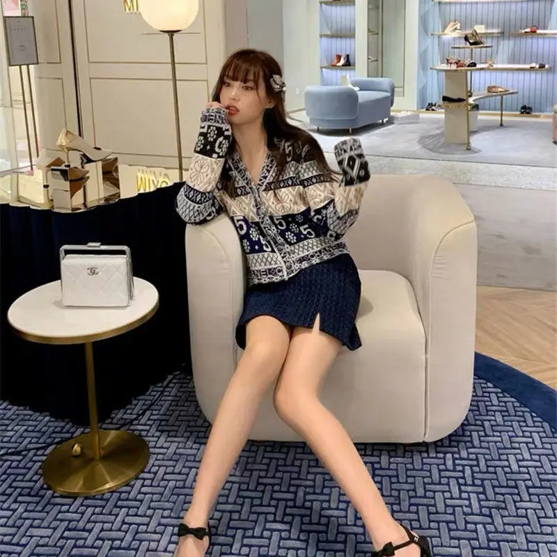 

Spring And Autumn Small Fragrance Ladies Sweater Cardigan Female Letter Jacquard V-Neck Sweater Knitted Jacket