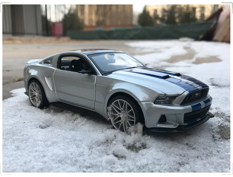 Maisto 1:24 2010 Ford Mustang Roadster имитация сплава Модель автомобиля Моделирование Украшение автомобиля коллекция Подарочная игрушка
