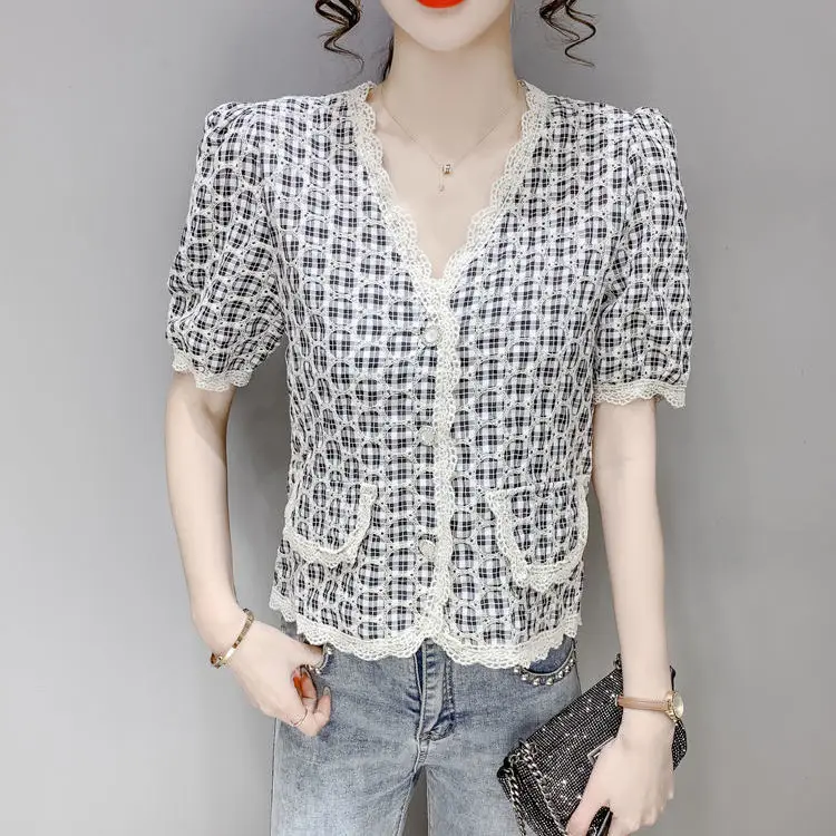 

2021 summer new style V-neck slim hook flower hollow bubble sleeve short shirt cardigan