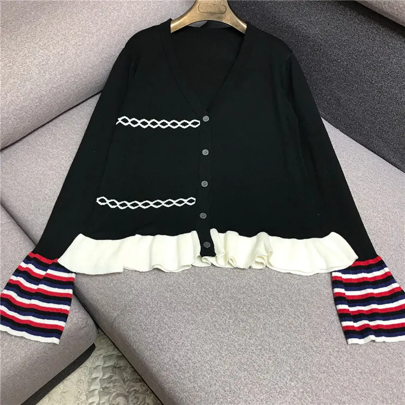 Женский дизайнерский кардиган в полоску черный вязаный с v-образным вырезом