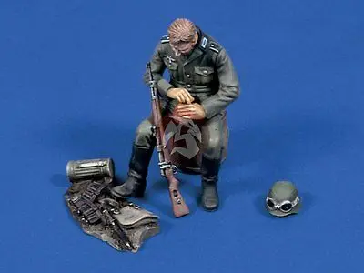 

1/35 Resin Figure model kits WWII Resting soldier Unassembled and unpainted