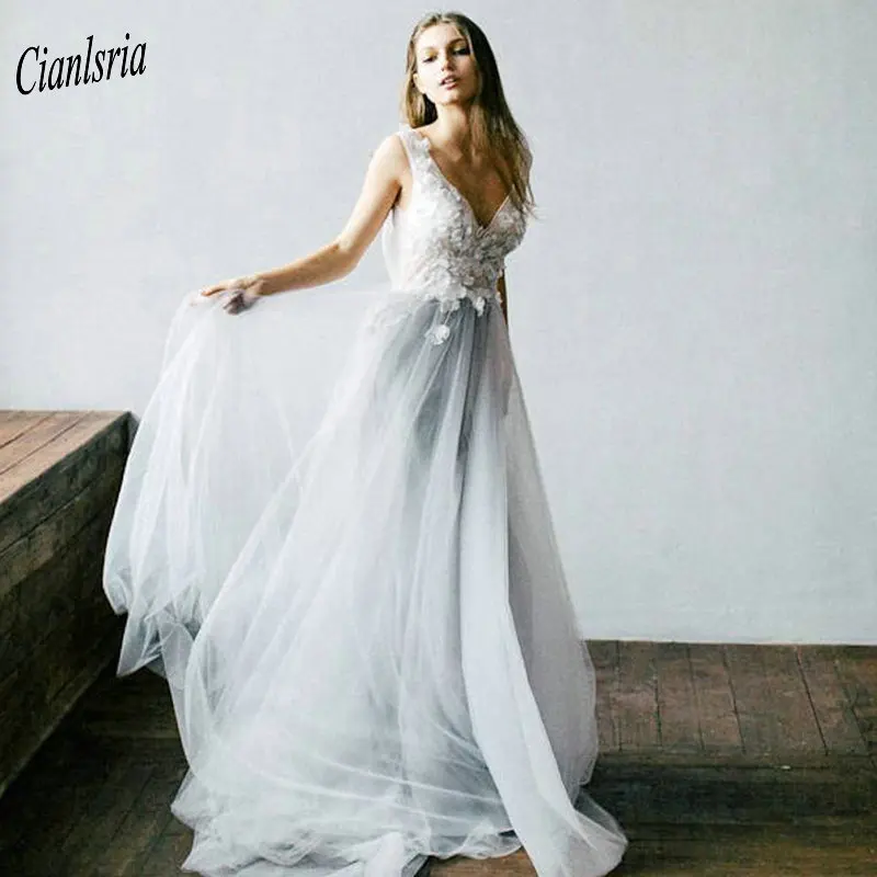 

Light Gray V-Neck Sleeveless Bohemian Wedding Dress With Handmade Flowers Appliques Lace Backless Long Bridal Wedding Dresses