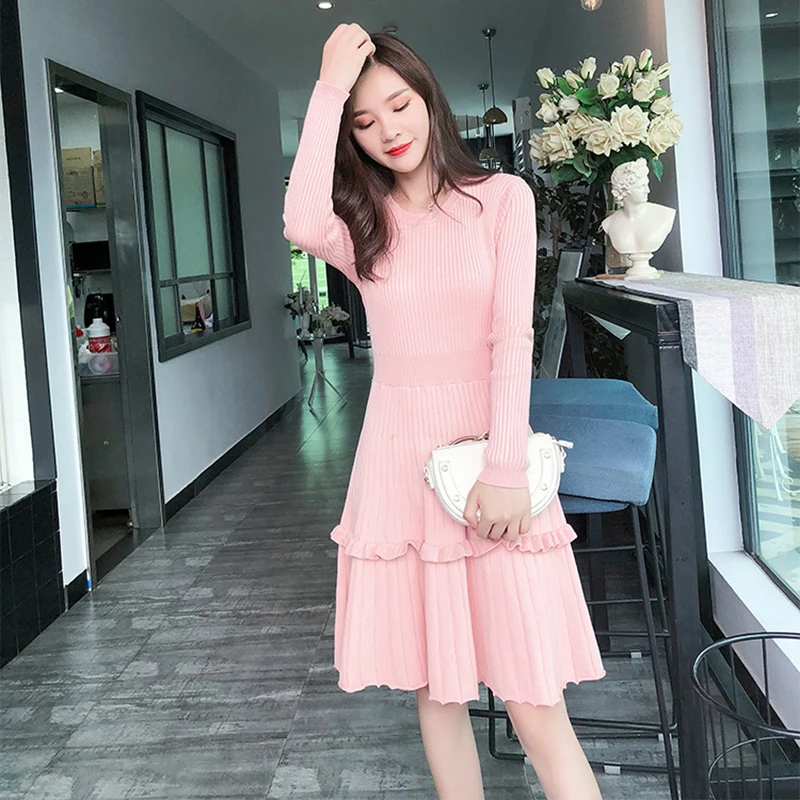 Элегантное женское платье свитер 2018 зимнее однотонное с оборками и длинным