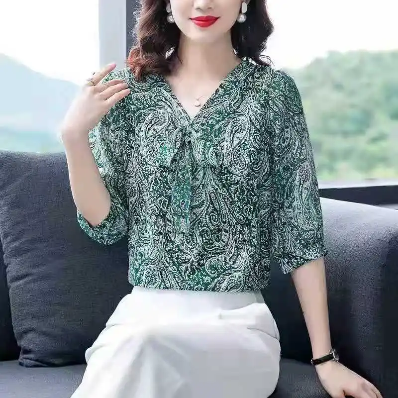 Женская шифоновая блуза с V-образным вырезом и принтом