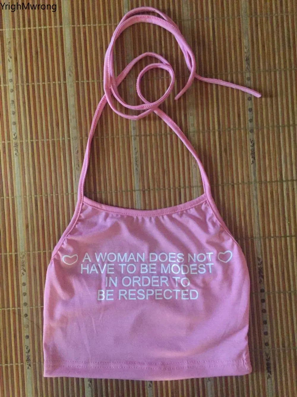 Женский облегающий топ на бретельках розовый укороченный с буквенным принтом