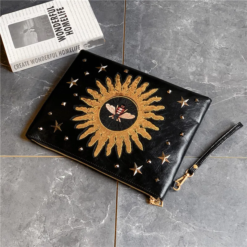 

Luxury Design Fashion Clutch Bag Bee Embroidery Sun Flower Pattern Leather Rivet Business Men Envelope Handbag Wristlet Male Bag