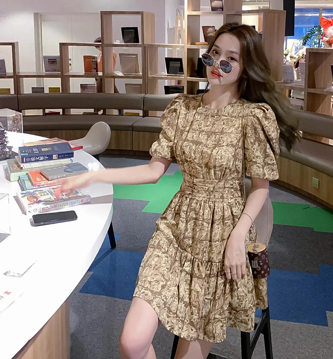 

Make summer new round collar hubble-bubble sleeve waist dress