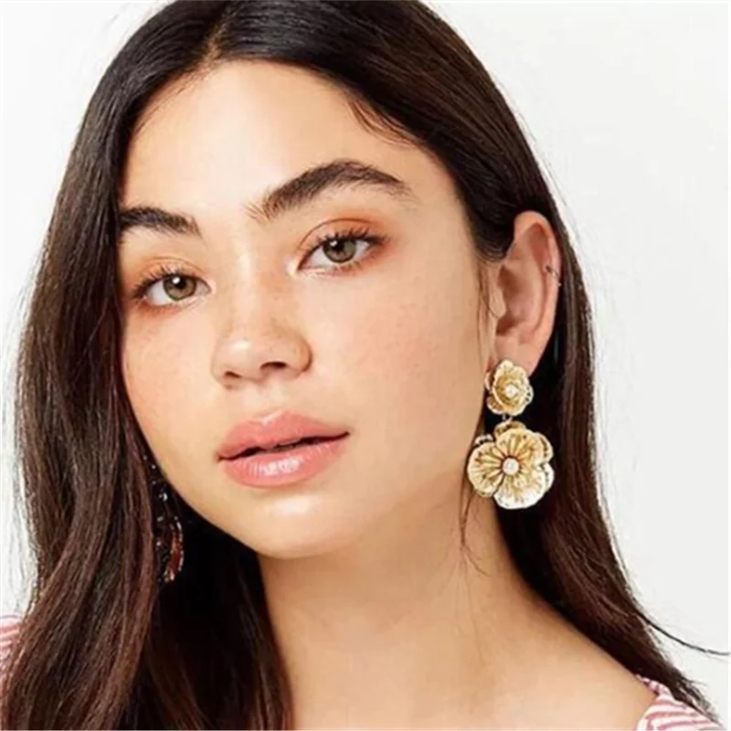 

Alloy Inlaid Diamond Flower Shape Dangle Earrings for Women 2021