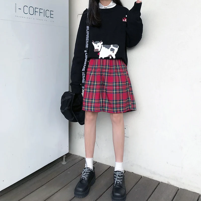 Свитер женский осенний с вышивкой в виде коровы круглым вырезом и длинным