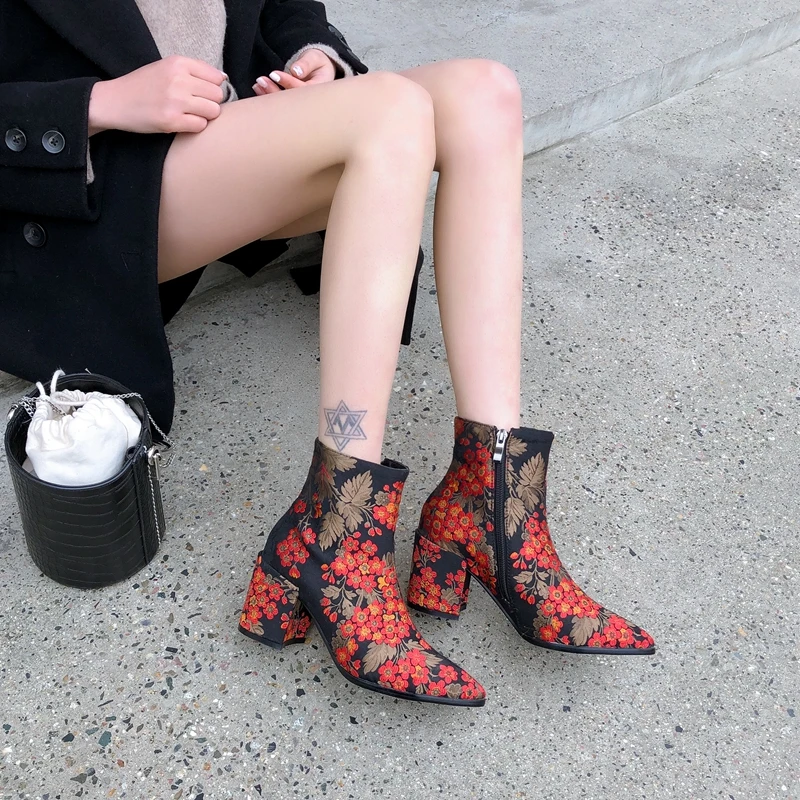 Женские ботинки с цветочной вышивкой Новинка 2019 года Модные женские ботильоны