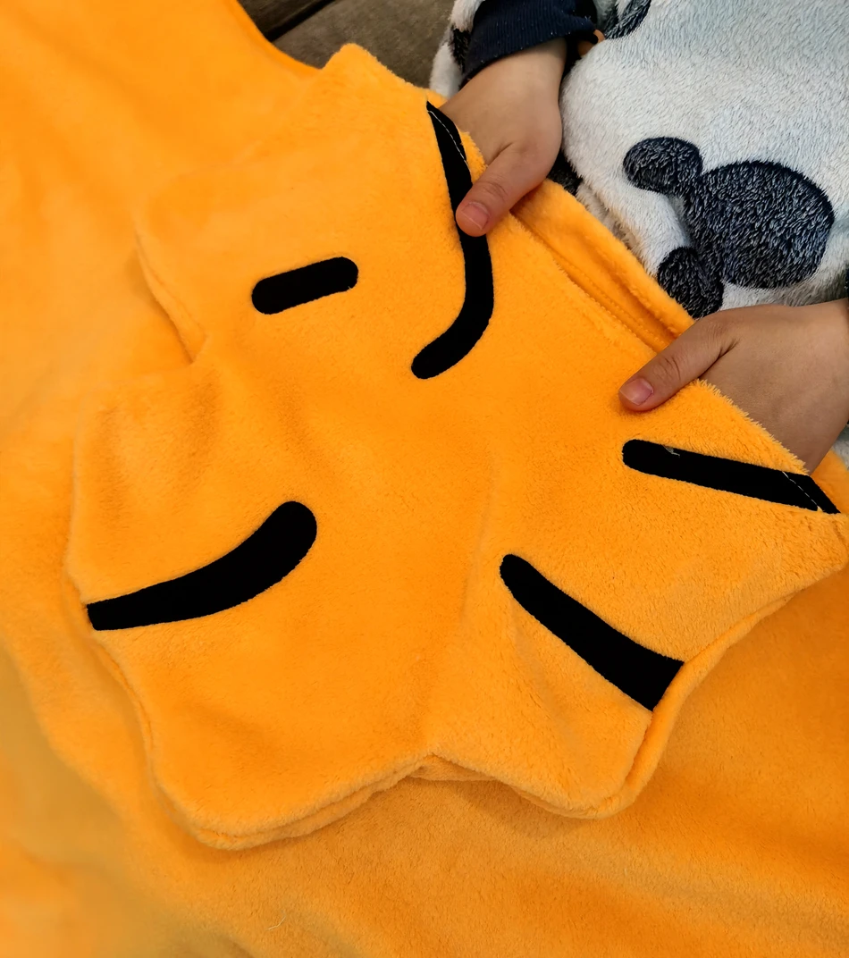 

SNOOPY Plush Cloak WOODSTOCK Flannel Blanket Anime Plush Siesta Quilt Doll BROWN Animals Age Range Theme Model Number Form Type