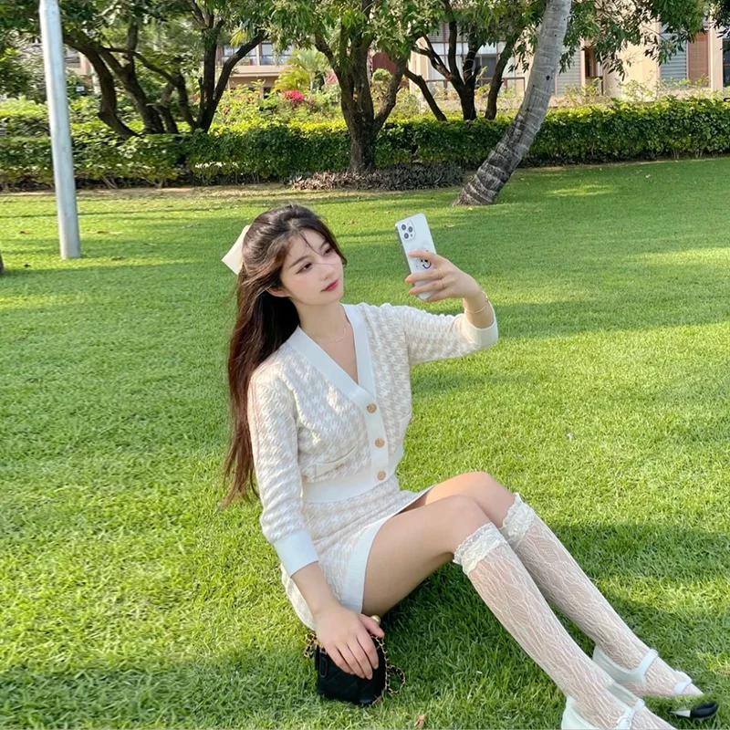 

Женский трикотажный комплект из 2-х предметов, укороченный свитер с V-образным вырезом и длинным рукавом и мини-юбка с высокой талией, осень