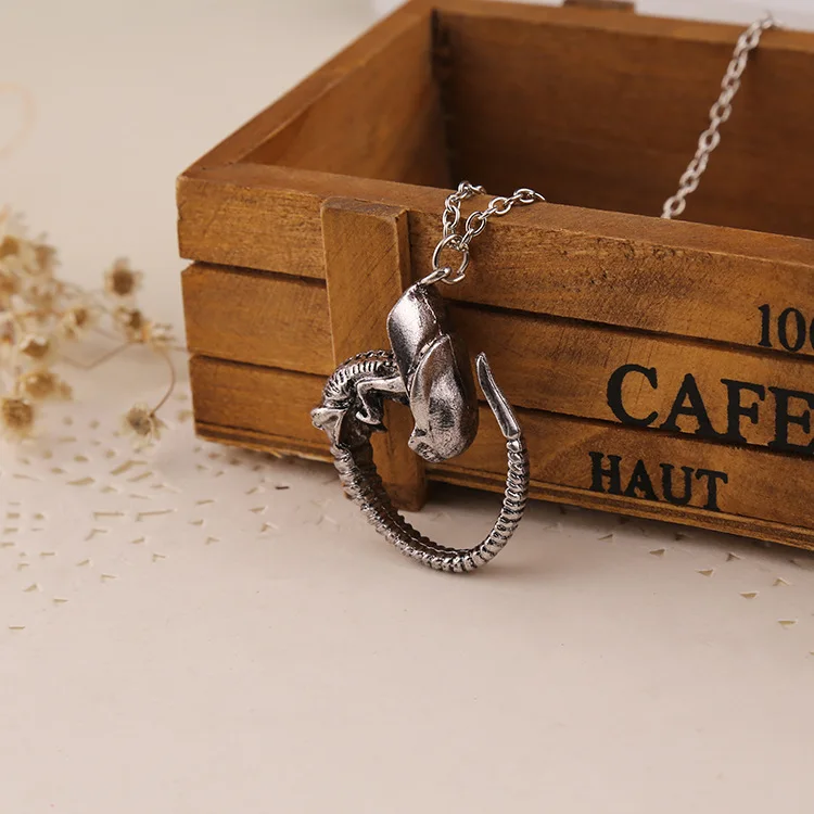 Панк подвеска инопланетяне Хищник AVP 4 1*3 1 см Alien Colars сплав Антикварные цвета