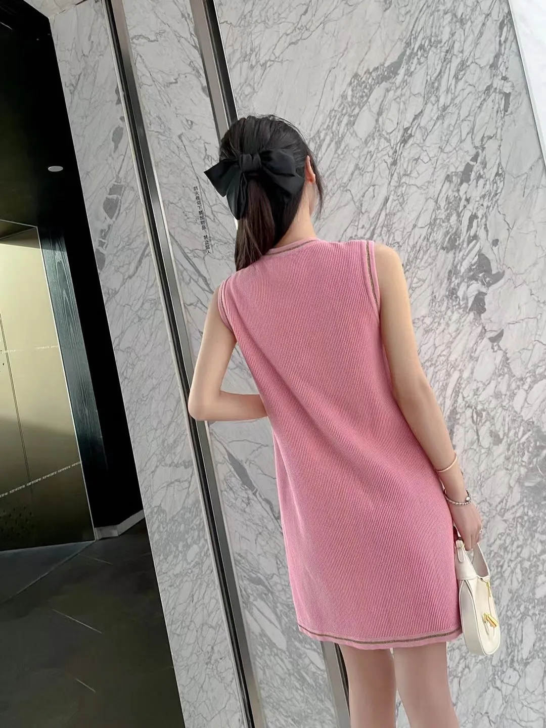 

2021 new knitted fashion round neck all-match vest skirt black and pink two-color models