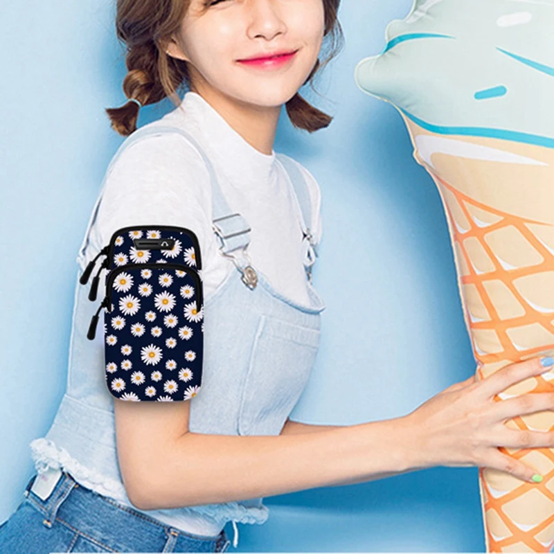 

Outdoor Sports Armband Running Sports Armband with Keychain and Earphone Hole Sweatproof Running Arm Bag