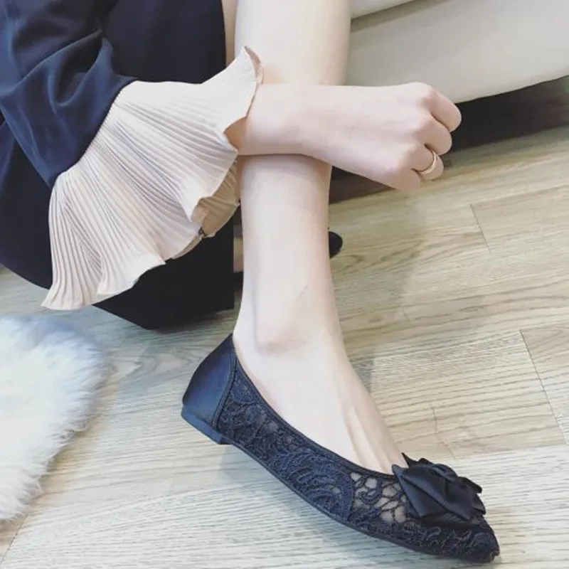 Женская дешевая дышащая обувь на плоской подошве с острым носком и бантом