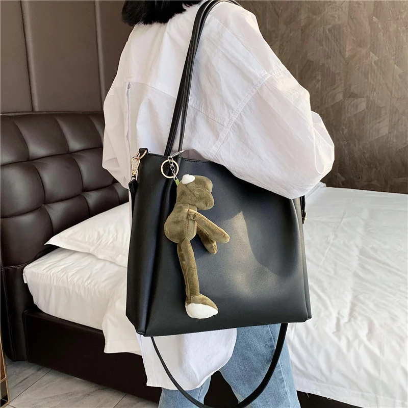 

Simple commuter bag 2021 new trendy bucket bag messenger bag female bag large-capacity fashion western style big bag