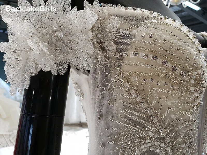 Свадебные платья с короткими рукавами открытыми плечами v-образным вырезом