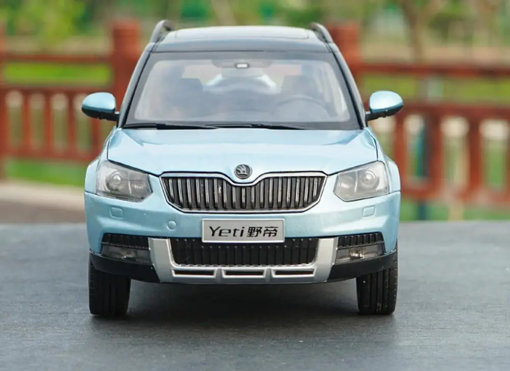 Коллекция голубых литых моделей автомобилей в масштабе 1/18 VW Volkswagen Skoda Yeti