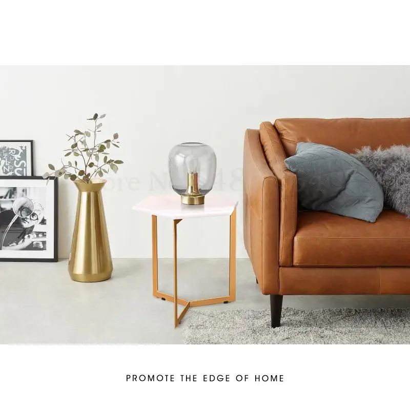 Золотой светильник роскошный боковой стол мраморный диван боковая тумба |