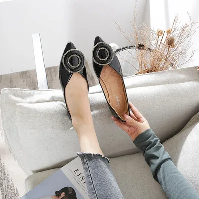 Туфли женские с жемчугом кожаные сандалии на плоской подошве заостренный носок