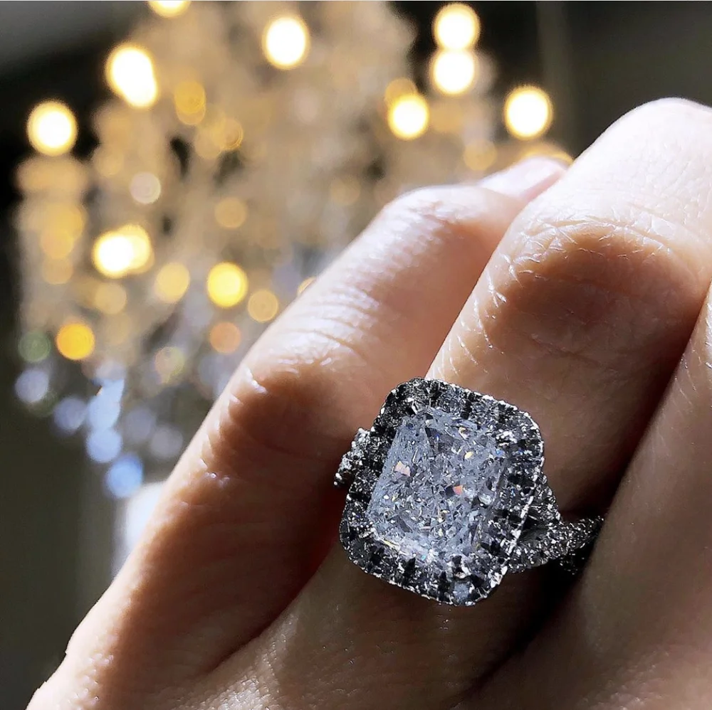 Женское кольцо из серебра 925 пробы с искусственным бриллиантом | Украшения и