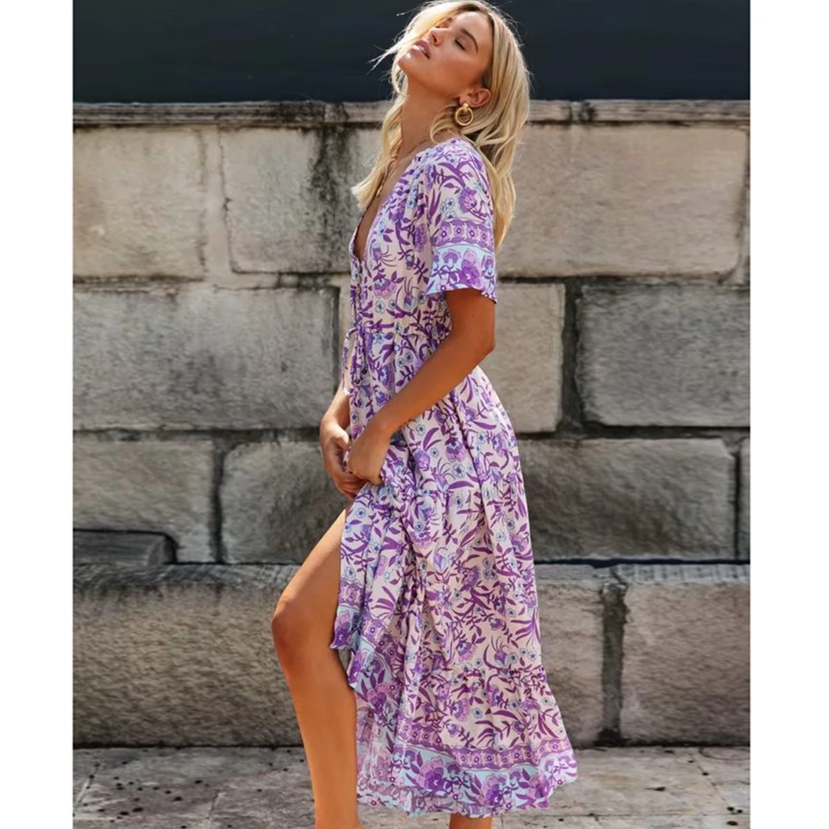 Женское длинное платье с цветочным принтом фиолетовое макси разрезом V образным