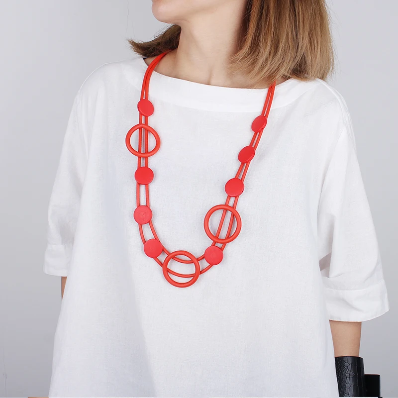 

New Designer Red Wooden Jewelry Necklaces Women Punk Rubber Circle Pendant Necklace Luxury Hyperbole Accessories Sweater Jewelry