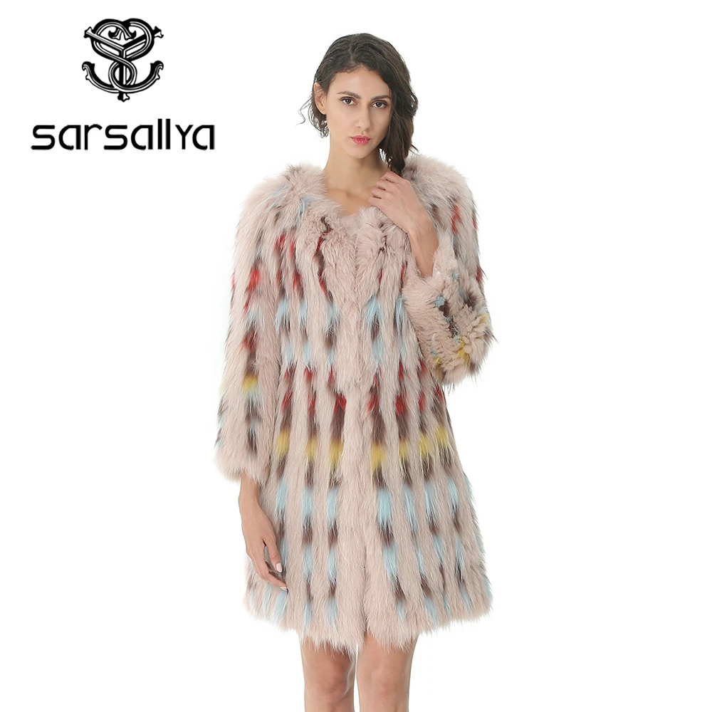 Женское пальто с лисьим мехом длинное вязаное круглым вырезом и укороченным