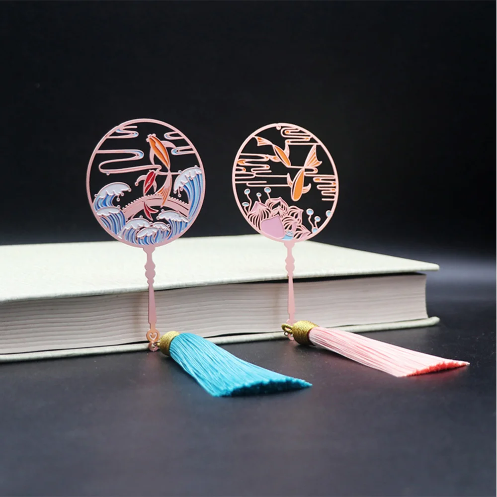 

1PC Metal Creative Round Exquisite Tassel Decor Stationery Book Label for Home School Office (Random Style)