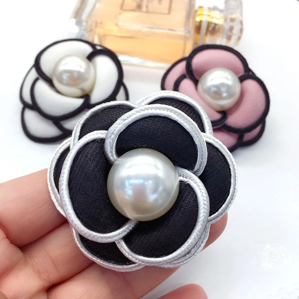 

New Fashion Fabric Camellia Flower Brooches for Women Korean Cloth Art Pearl Lapel Pin Luxulry Jewelry Shirt Corsage Accessories