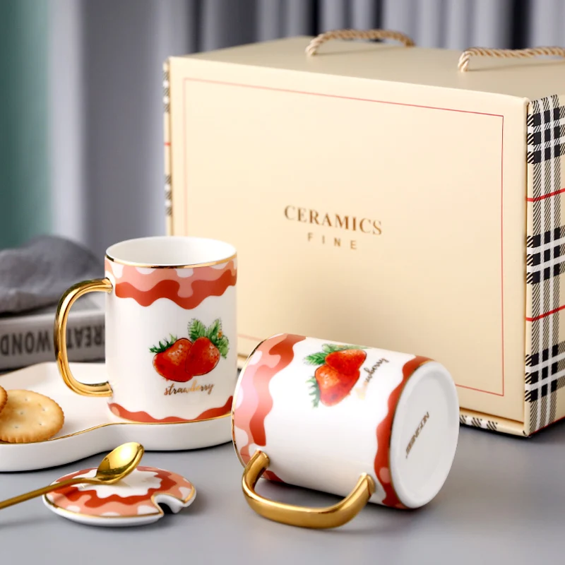 

Nordic Coffee Mug Cartoon Creative Ceramic Strawberry Cute Korean Golden Handle Milk Cup Kubek Do Kawy Couple Gifts EC50BZ