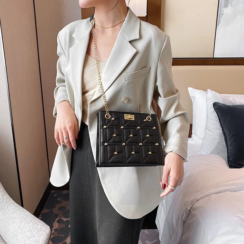 

Rivet bag retro large capacity commuter chain shoulder messenger bags Literary and art shoulder handbag casual shopping totes