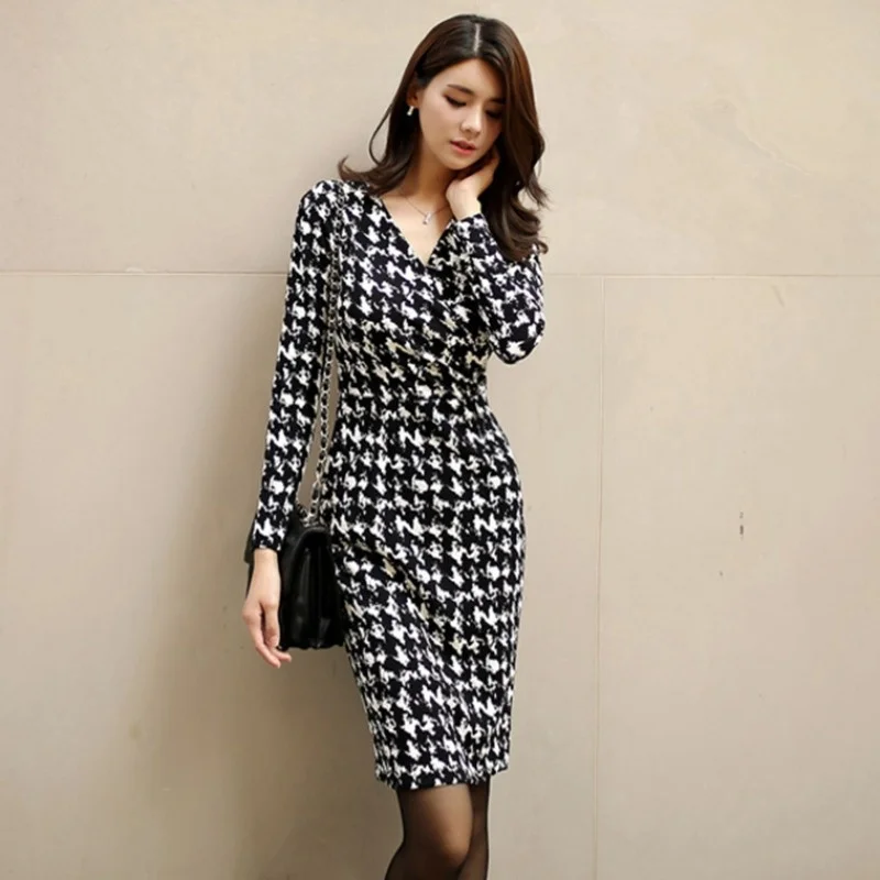 

Женское приталенное платье с завышенной талией, в обтяжку