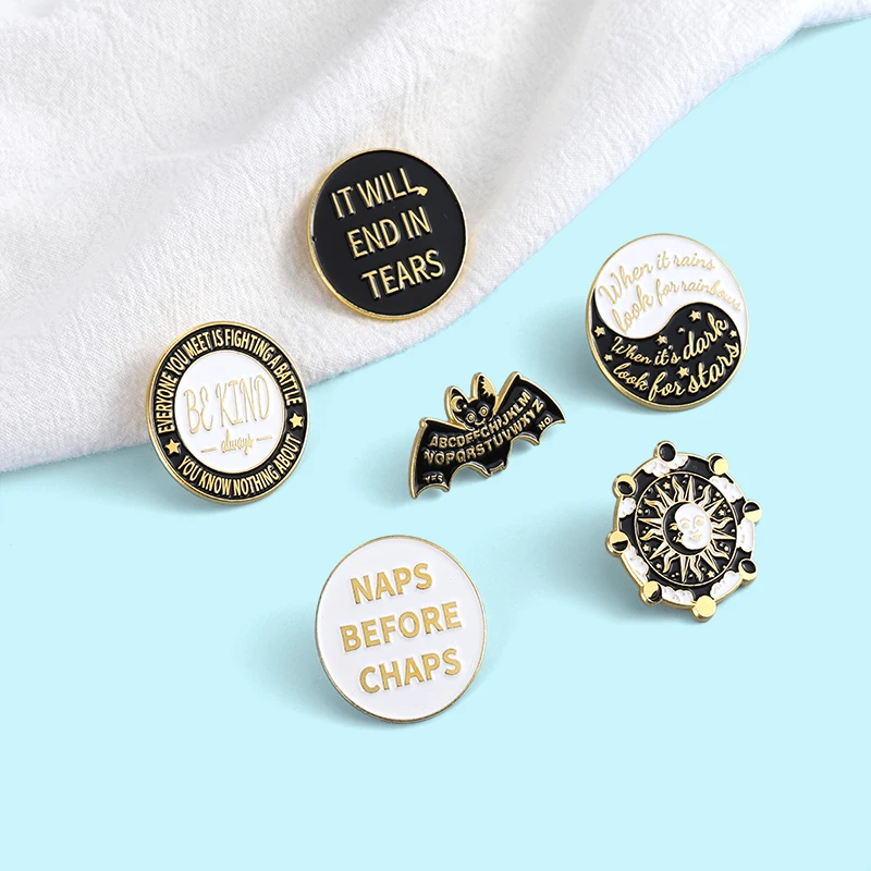 Круглый Инь эмаль на булавке значок летучая мышь и принтом &quotсолнце&quot буквами