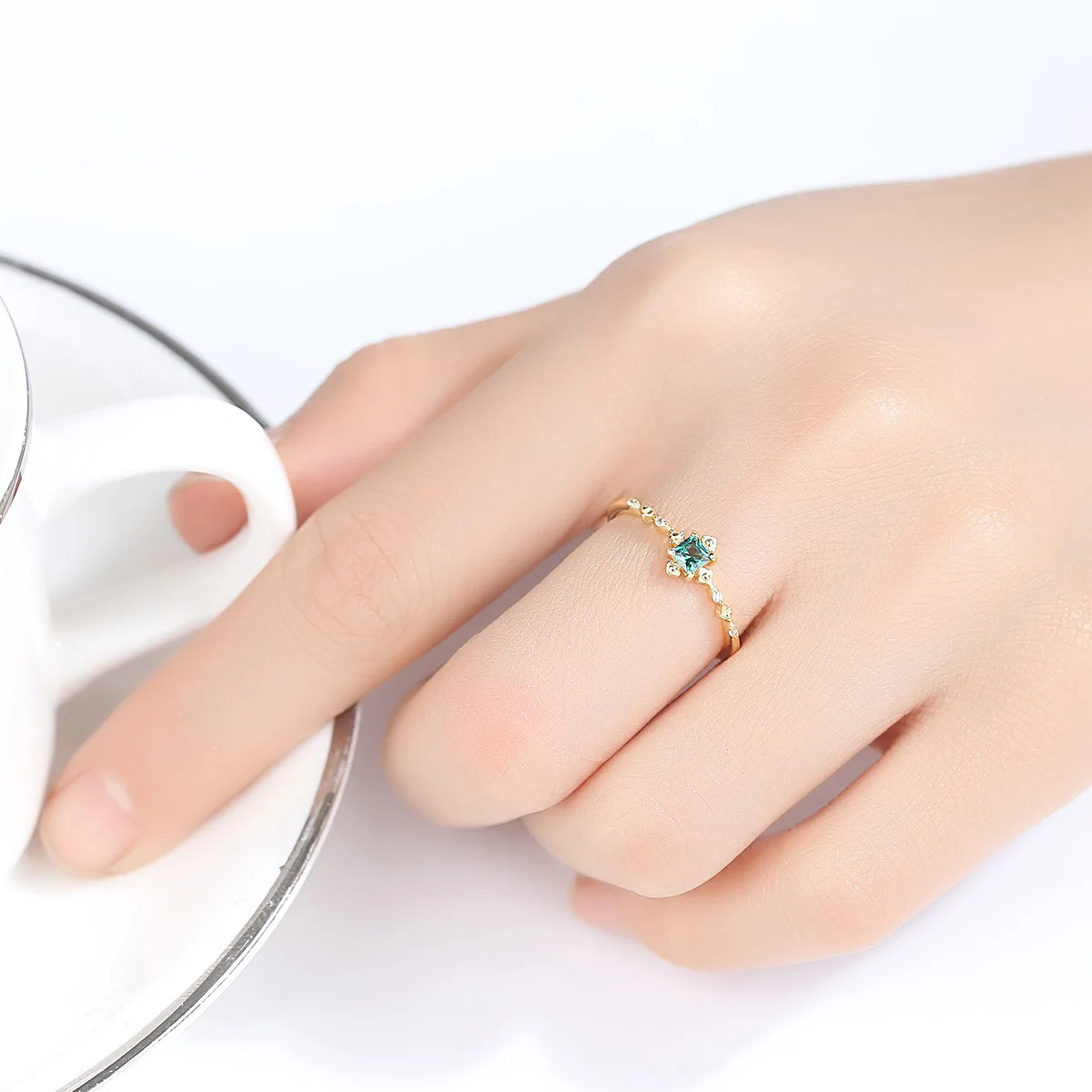 

Fashion Vintage 925 Sterling Silver Emerald Gemstone Wedding Engagement Ring Women Fine Jewelry Gift Wholesale Drop Shipping