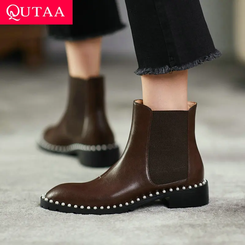 

QUTAA/2022 г. Качественная женская обувь из коровьей кожи осенне-зимние ботильоны на среднем квадратном каблуке женские туфли-лодочки с бусинам...
