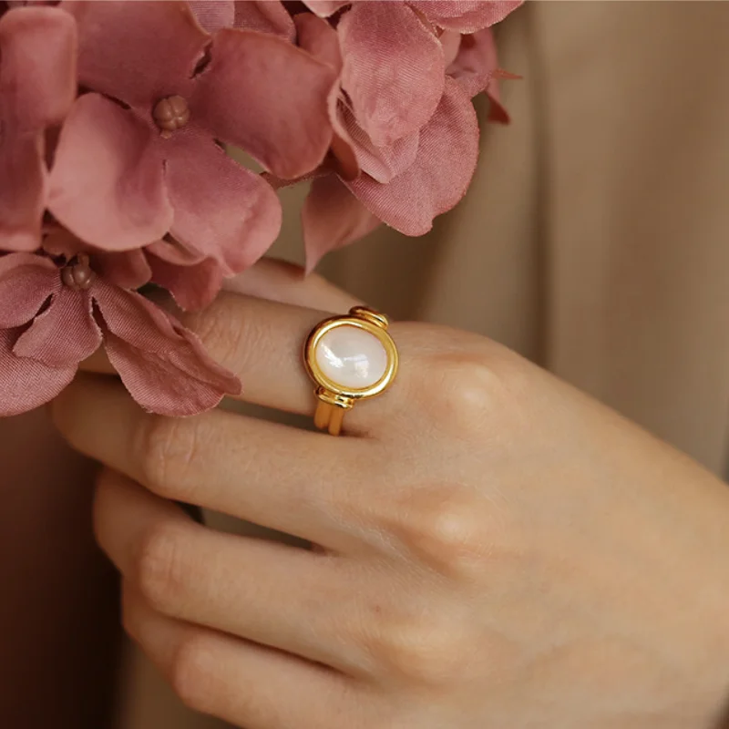 

Electroplating Real Gold Brass Geometric White Freshwater Mother-of-pearl Shell French Luxury Temperament Design Ring Female