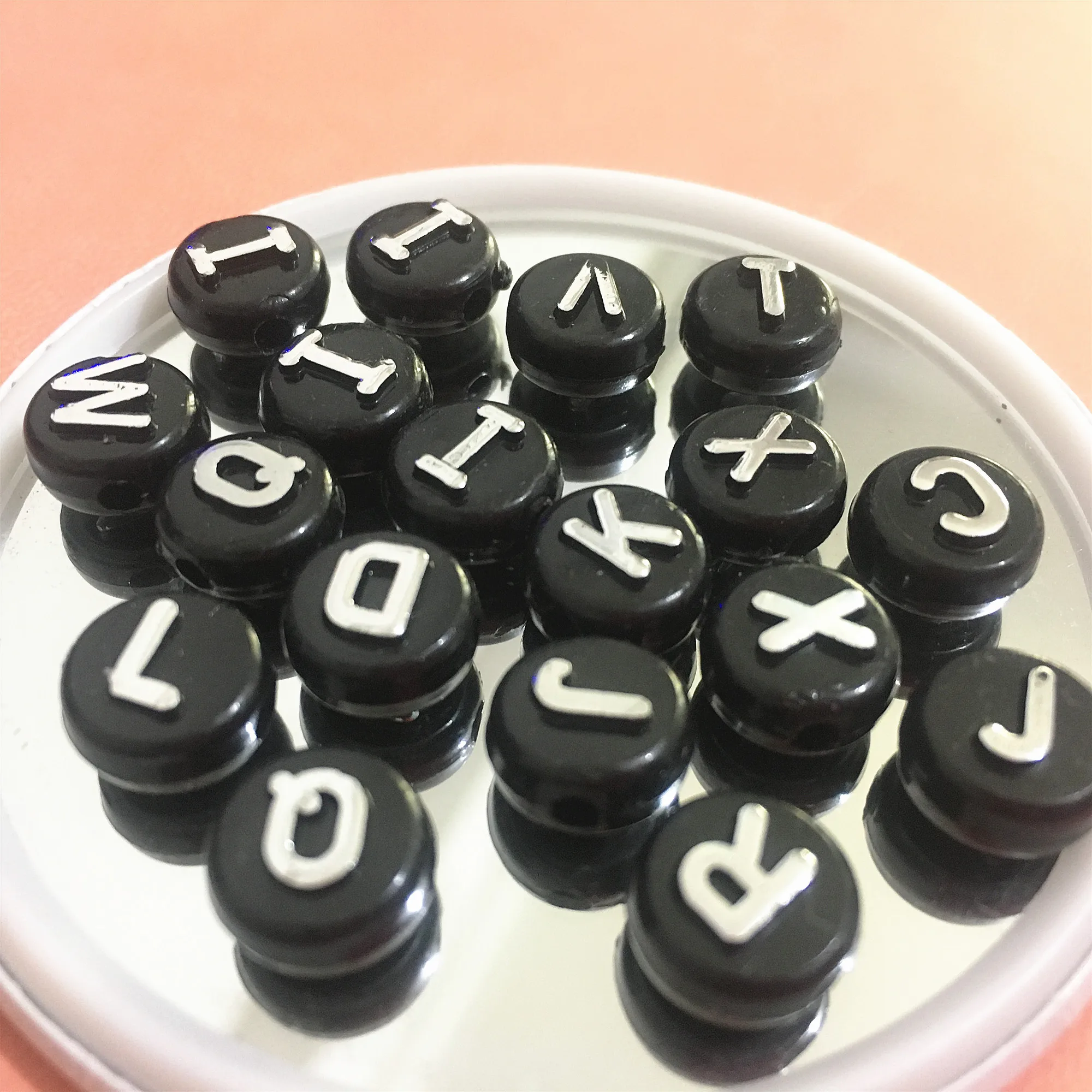 

Круглые акриловые буквы, бусины 1600 шт., 6*10 мм, черные с серебряным английским инициалом алфавита, ювелирные изделия, свободные бусины из блестящего стекла