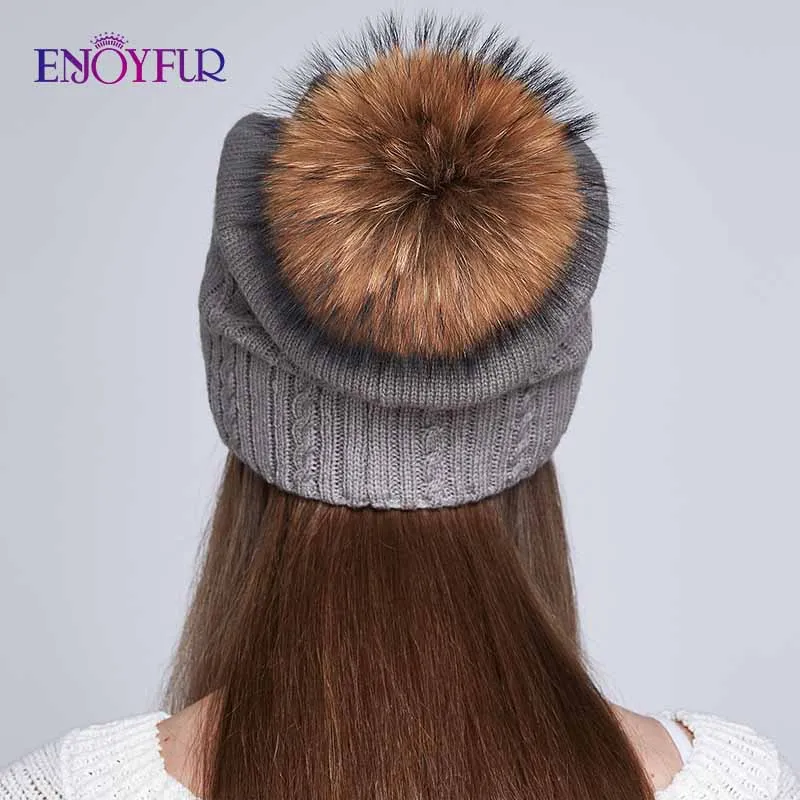 ENJOYFUR толстый зимний Шапки для Для женщин мех енота помпон шапки модные твист-типа с напуском теплая подкладка шапочки