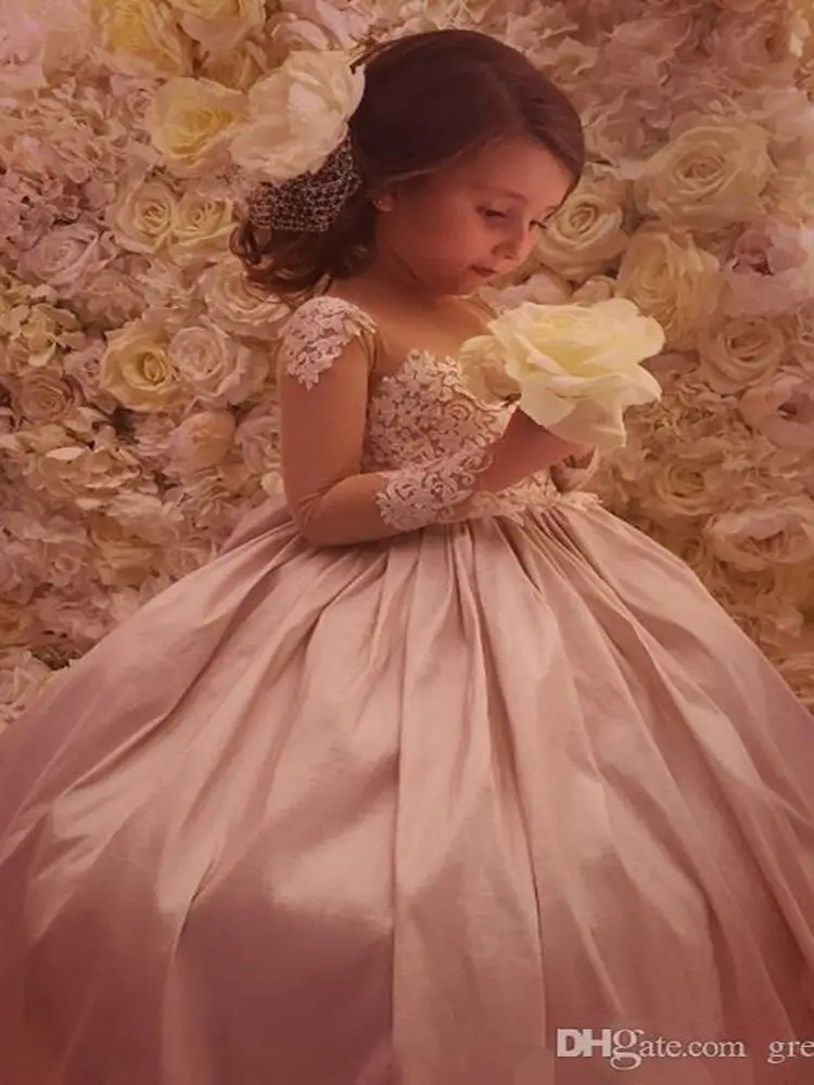 

2021 Cute Flower Girls Dresses For Wedding Kids Lace Bow Beaded Ball Gowns Long Sleeves Sheer Neck Communion Pageant Robes De F